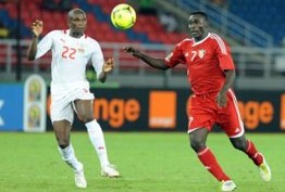 Sudan's Agab Ramadan vies for the ball with Burkina Faso's Saidou Mady