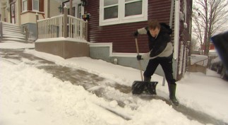 winter-shovelling-20120331_1