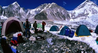 gty_mount_everest_brawl_nt_130429_wblog